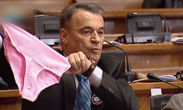 Tre deputetë të opozitës ndërmarrin veprimin e çmendur, i dhurojnë mbathje ministres në Parlament 1 Vjerica Radeta Natasa Jovanovic