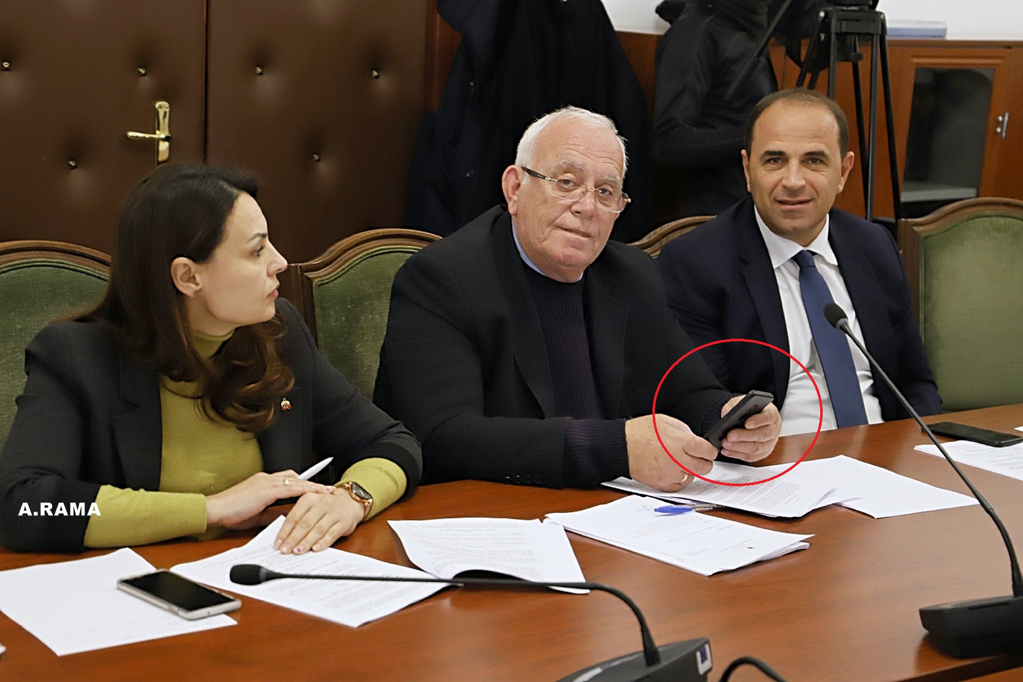 Foto-lajm / Të qeshura, shtrëngime duarsh dhe Facebook në celular, ja çfarë bëjnë deputetët në parlamentin shqiptar 2 braho