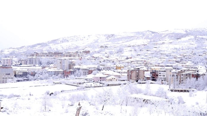 Veriu nën “mbretërinë” e dëborës (Foto) 1 dib