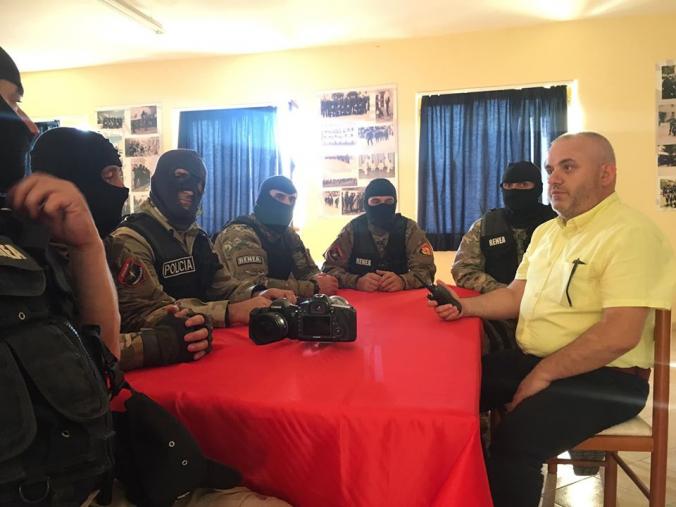 Krah djemve të RENEA-s, Artan Hoxha ironizon keq Anti-KÇK: Kush ma ka çakmakun? 2 renea 2