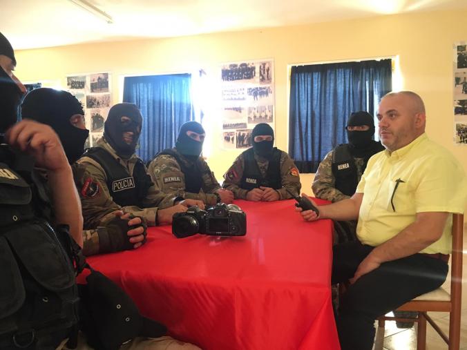 Krah djemve të RENEA-s, Artan Hoxha ironizon keq Anti-KÇK: Kush ma ka çakmakun? 3 renea 3