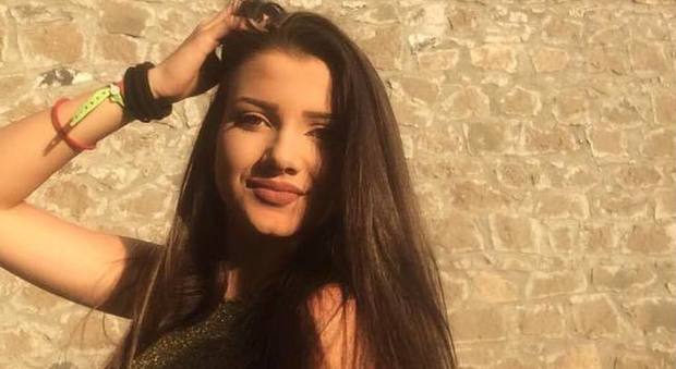 Prindërit shkojnë për ta zgjuar nga gjumi, por e gjejnë të pajetë 17-vjeçaren. Një ditë më parë kishte shkuar në spital 1 vajza 1 1