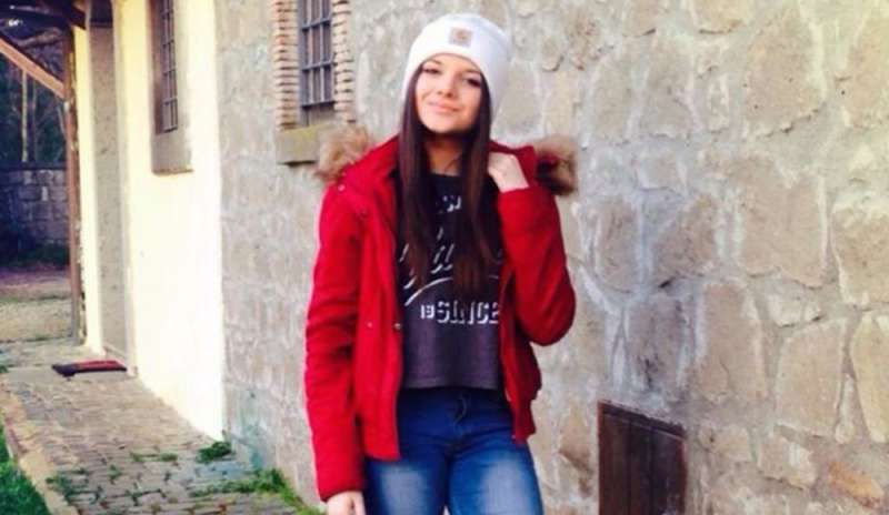 Prindërit shkojnë për ta zgjuar nga gjumi, por e gjejnë të pajetë 17-vjeçaren. Një ditë më parë kishte shkuar në spital 2 vajza 2