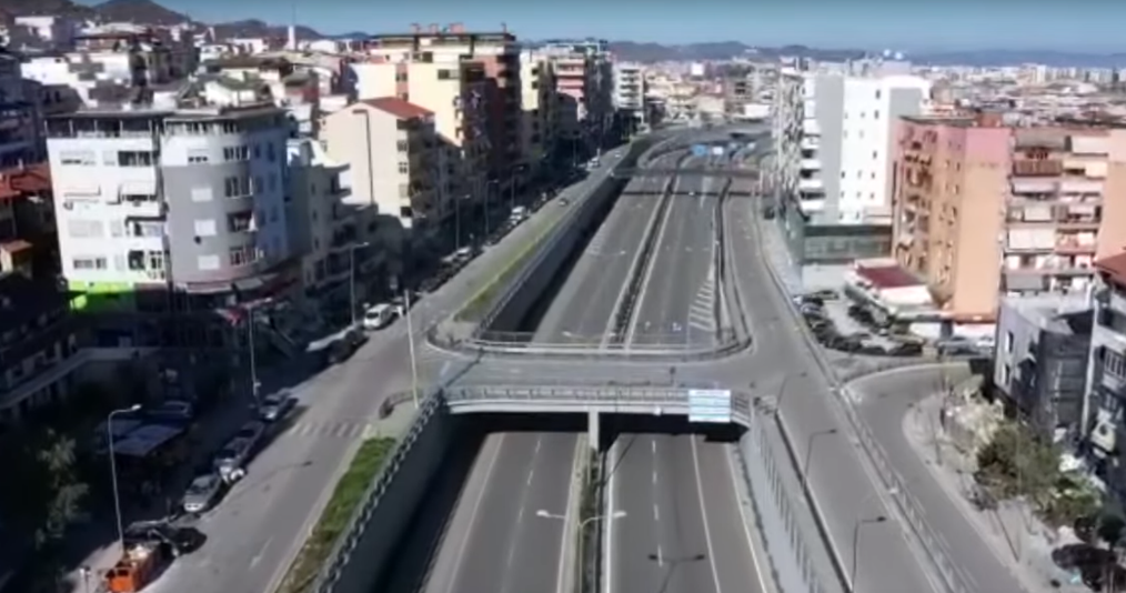 Koronavirusi/ Ja si duket Tirana pa makina dhe me rrugët e boshatisura (video) 14