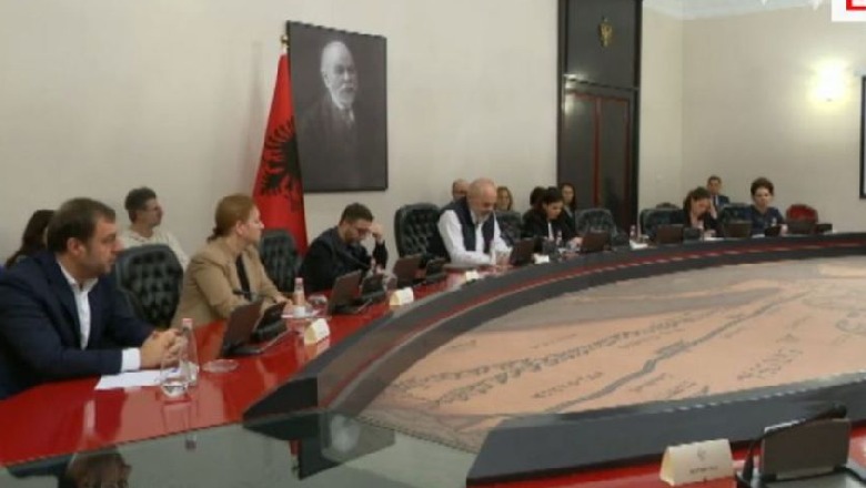 COVID-19 ‘përgjysmon’ rrogën e Ramës, kabinetit qeveritar dhe administratës shtetërore! Po deputetët? 1585685124 qeveriambledhjetermeti