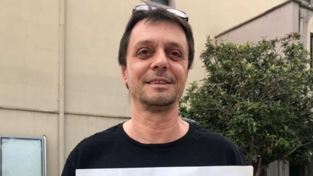 I gjithë populli në karantinë, aktori sfidon policinë dhe rrezikon shëndetin e qytetarëve 2ade66c29727b5b6463d1c31907397fd L 1