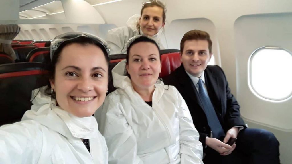 Cakaj shkon në Romë për të kthyer shqiptarët, por nuk respekton distancën me mjekët në avion teksa bëjnë selfie Cakaj
