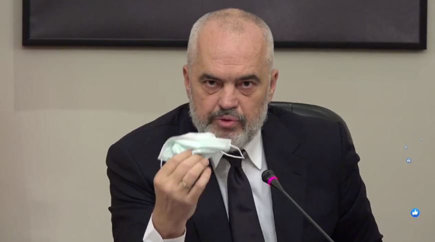 Hyn në fuqi akti normativ/ Rama: Spitalet private në shërbim të shtetërorit, kush nuk zbaton urdhrin 5 milionë lekë gjobë Edi Rama me maske ne dore