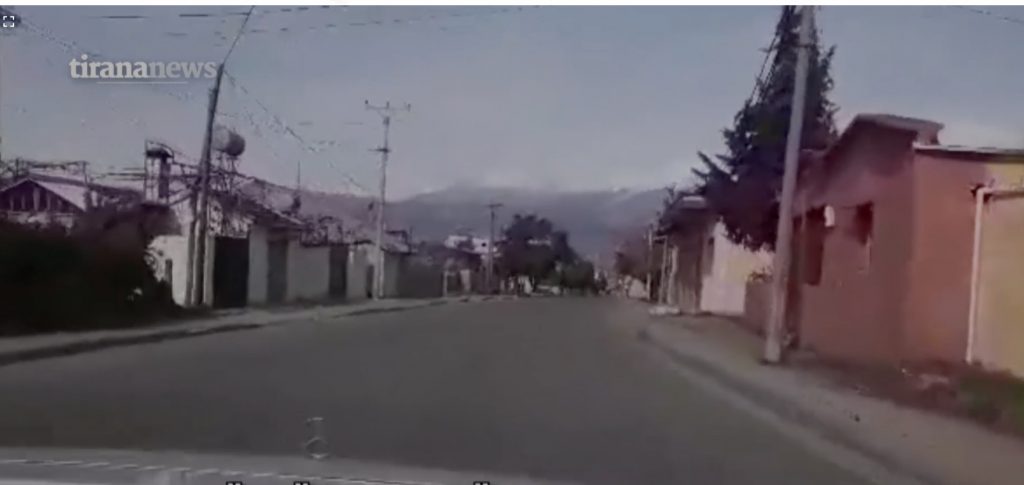 Video / Matjanët respektojnë shtetrrethimin, Bashkia vijon shpërndarjen e ndihmave ushqimore nëpër banesa Screenshot 2020 03 26 at 18