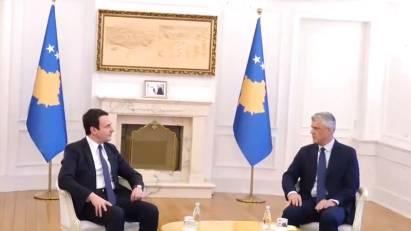 Koronavirusi/ Pa shtrëngim duarsh, nis takimi mes Thaçit e Kurtit Screenshot 6 9