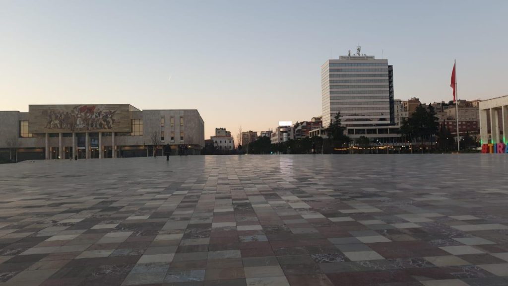 FOTO-LAJM/ “Në orën 18:00 ndalohet lëvizja e njerëzve në këmbë” WhatsApp Image 2020 03 16 at 17.54.57