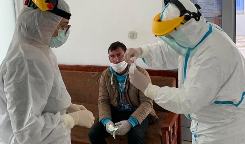 At e bir erdhën më këmbë nga Kakavija, me temperaturë të lartë dhe kollë, vihet në alarm njësia vendore mjekësore. Dalin analizat analiza