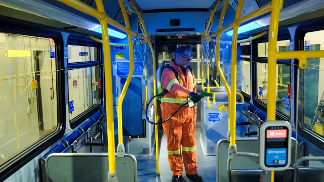“Vetëndërgjegjësimi ‘kyçi i artë’ për t’u përballur me koronavirusin” bus serviceperson spray