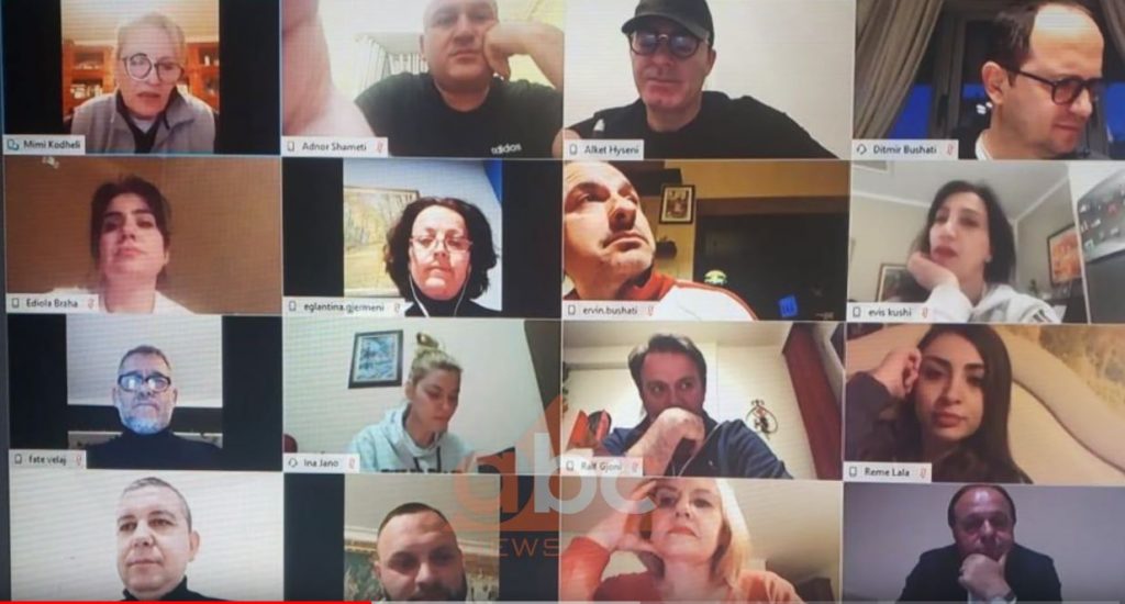 Pa grim dhe me flokë pa krehje, deputetët shqiptarë ‘kuvendojnë’ online deputete pa krehje
