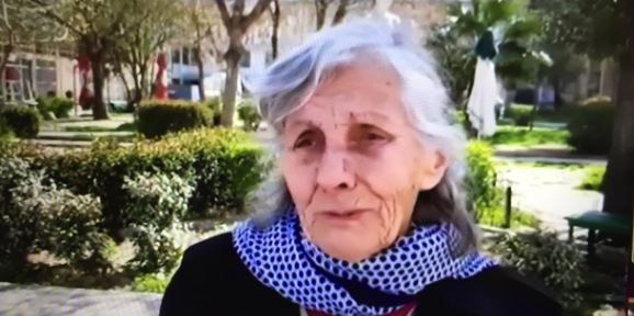 I preku të gjithë me fjalët e saj, zbulohet e vërteta e gruas së “varfër’ nga Vlora, bashkia i shkon në shtëpi dhe zbulon se… e moshuara ne vlore