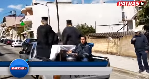 Covid-19, priftërinjtë grekë spërkatin rrugët me ujë të bekuar (VIDEO) greqi