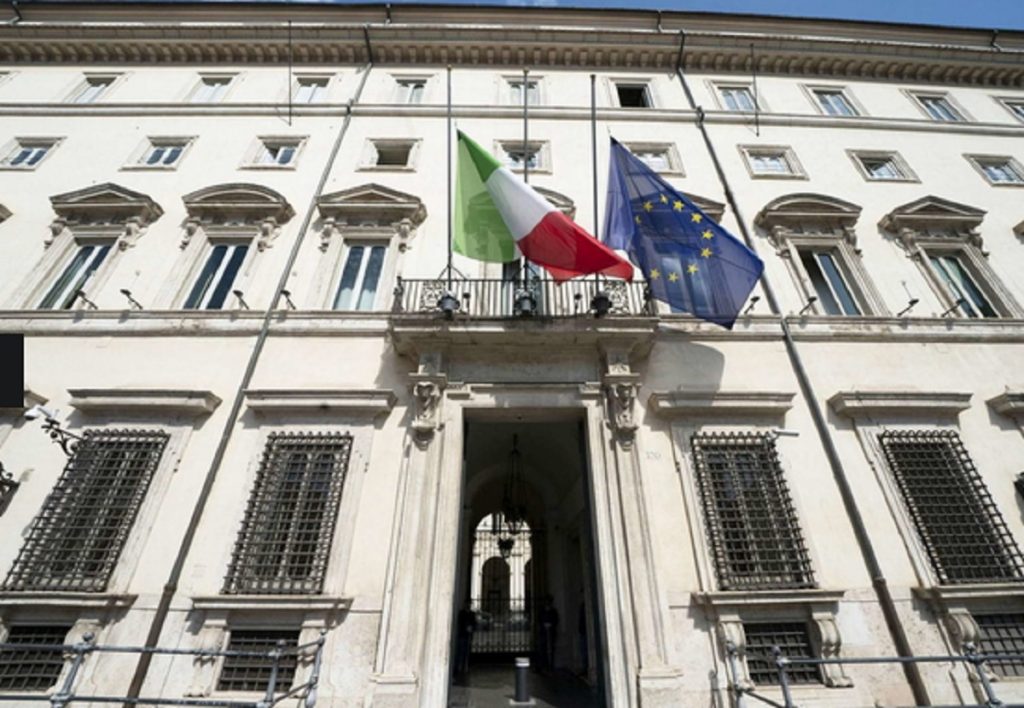Pa fjalë! Humbi punën pas koronavirusit, i riu italian i jep fund jetës itali homaxhe