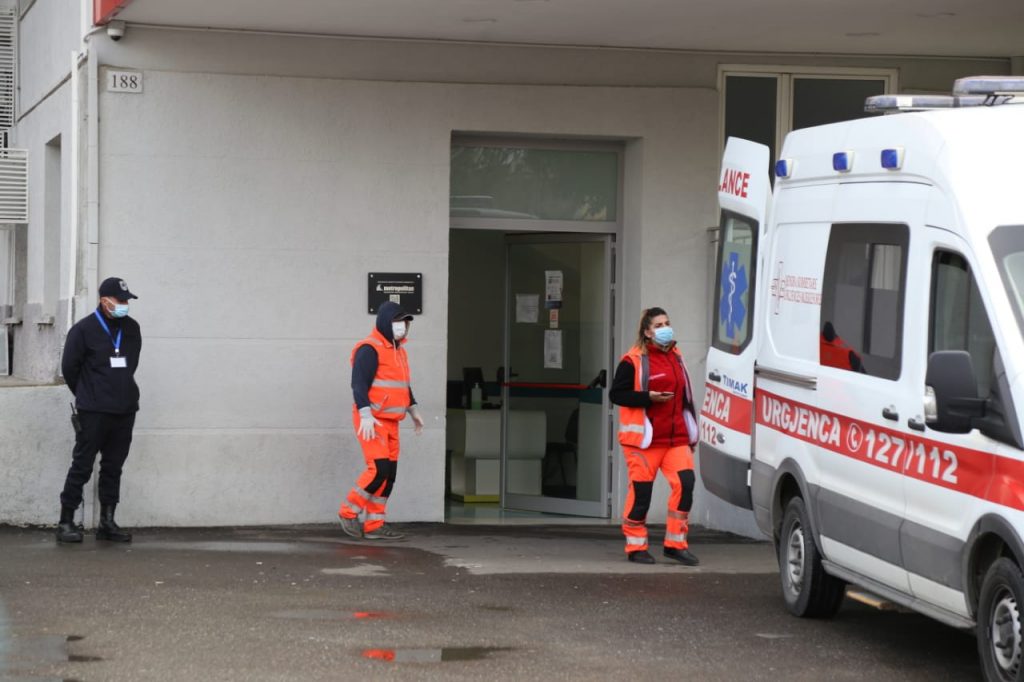 Mbahet në jetë me tuba: Një 66 vjeçar nga Lushnja, në gjendje të rëndë tek Infektivi në Tiranë koronavirusiii 1