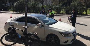 FOTO/ Aktori i njohur sfidon Policinë e Shtetit: Del shëtitje me makinë i sapo kthyer nga Italia 1 makina olsi
