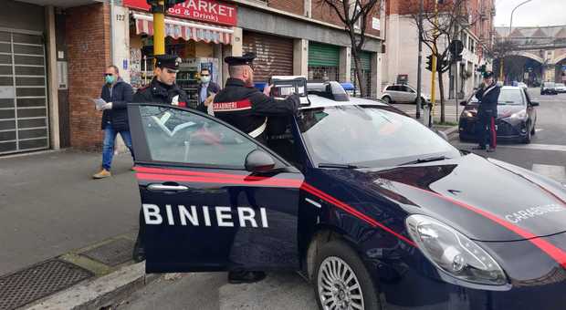 Thyen kushtet e karantinës, dy shqiptarë arrestohen duke shpërndarë kokainë makine policie