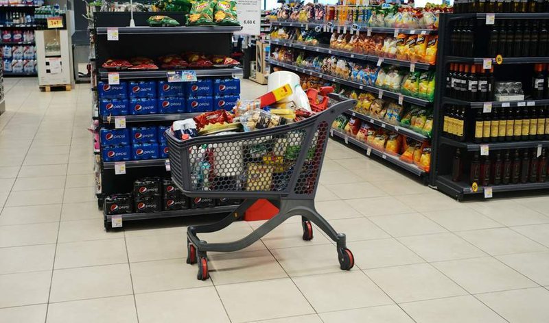 Rritet bilanci i koronavirusit, Greqia si Shqipëria, autoritetet vendosin orare për veprimtaritë market