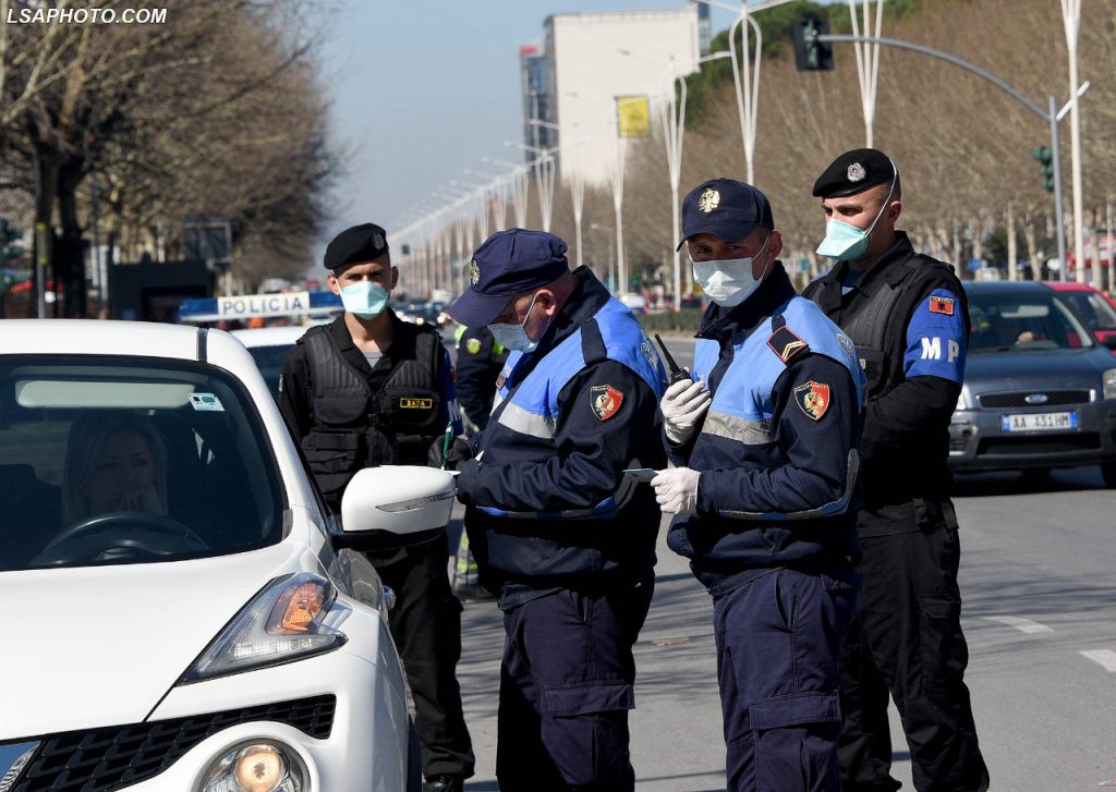 Thyen karantinën, policia ndëshkon me gjoba të pabindurit: Duke nisur nga e hëna… masat policia maska ndalimi automjeteve