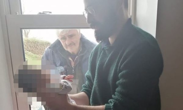 Prekëse/ Gjyshi me koronavirus detyrohet ta shohë nipin për herë të parë nga dritarja n 3