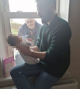 Prekëse/ Gjyshi me koronavirus detyrohet ta shohë nipin për herë të parë nga dritarja 1 n1
