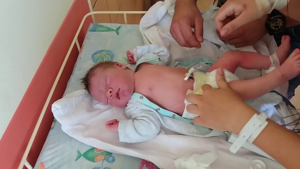 Alo, Edi jam’, qytetarja: Dua pampersa dhe qumësht për fëmijët pampersa