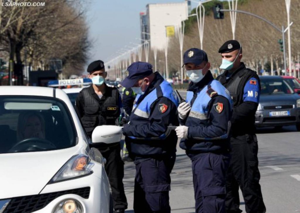 Kush duhet të lëvizë me makinë, duhet të plotësojë këtë formular policia 1 1