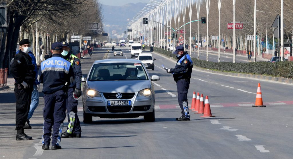 Izolimi nga koronavirusi, ndryshojnë procedurat për akreditimin e automjeteve, ja si duhet vepruar për të lëvizur lirshëm policia 3