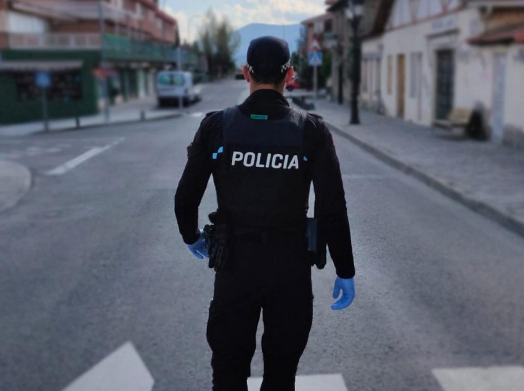 Nga sot hyn në fuqi “Leje për dalje”, ja si të aplikoni dhe çfarë duhet të dinë ata që shkojnë në punë policia coronavirus 1895001