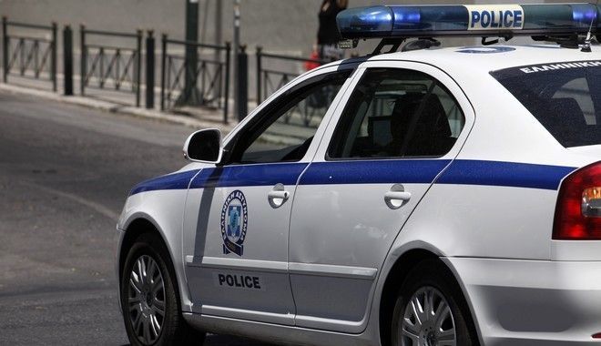 Shqiptari thyen karantinën dhe shkatërron pasqyrat e makinave në rrugë. Pështyn 14 policët grekë që e kapën policia greke 1