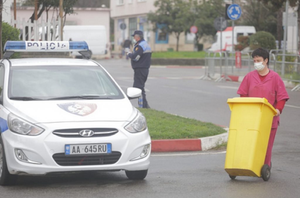 Mjekja reanimatore në QSUT tregon si mund të luftohet Covid 19: Kjo është arma më e mirë ndaj virusit policia kokorona