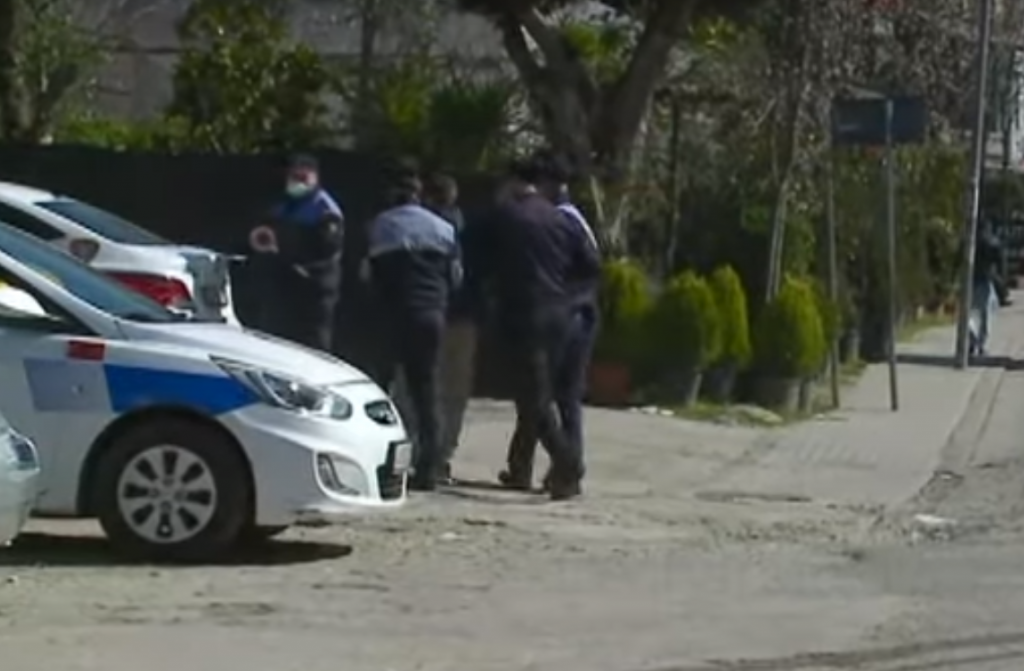 VIDEO/ Nuk iu bind urdhrit të “shtet-rrethimit”, i riu shoqërohet në polici sadsadsad