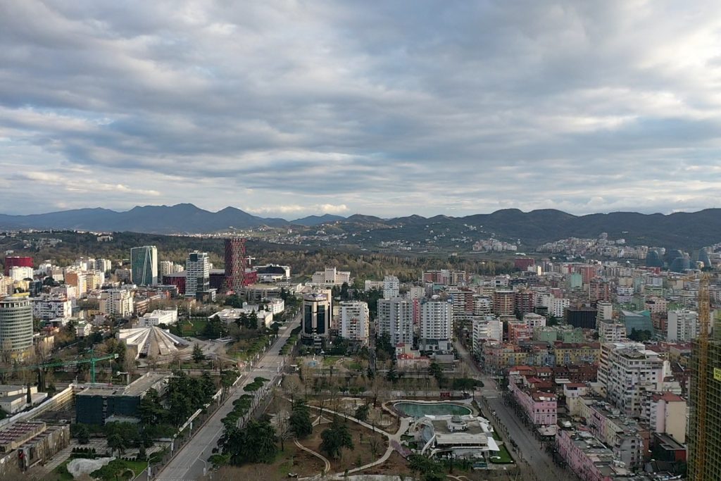 VIDEO: Zbrazëtia e Tiranës, ja pamjet nga lart me dron tirana koronaviruds