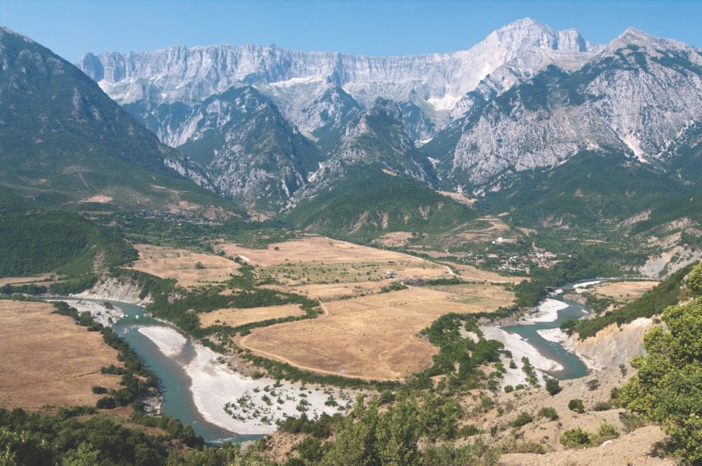 “Ta kthejmë krizën në mundësi”. Videoja që po bëhet virale me pamjet e mrekullueshme nga Shqipëria dhe Kosova 007d6209 6a4a 4149 b7ba 21cd9d37fea9