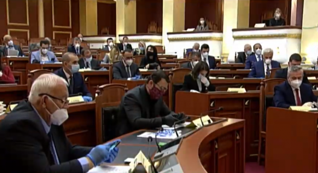 Nis seanca plenare/ Deputetët me maska e doreza, në 2 orë votohen 22 nisma ligjore 01
