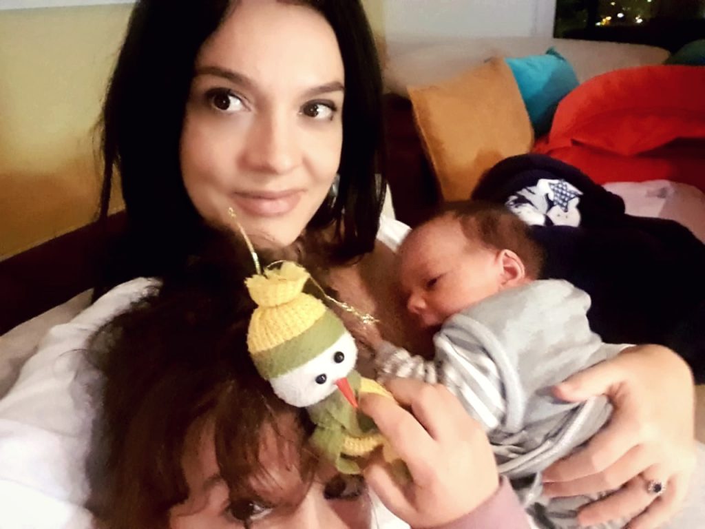 Në shtëpi krah dy femijëve të vegjël, ministrja Spiropali uron Pashkën: Nuk ka forcë më madhore se dashuria njerëzore. Zoti qoftë me ju… 01