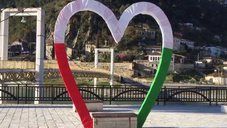Një zemër që rreh për dy kombe, Berati solidarizohet me italinë 1586418670 Screenshot2