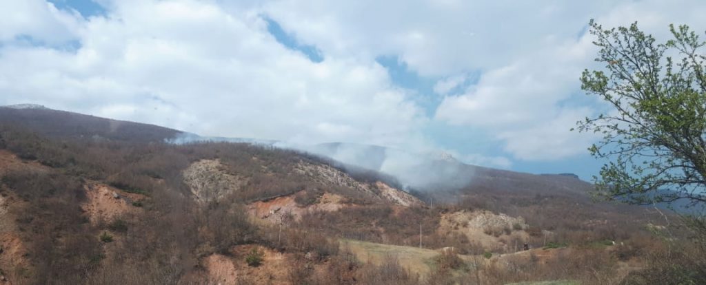 Mat, zjarri rrezikon dy fshatra, terreni malor vështirëson ndërhyrjen e zjarrëfikëses 2 2 13