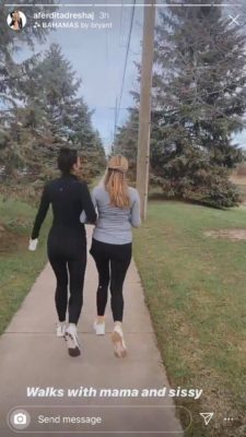 “Më e mirë e ëma se e bija, kjo shprehje është fiks për mamanë e Afërdita Dreshajt, shihin si bëjnë “squats” të dyja! 2 2 4