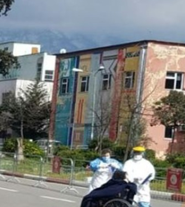 ‘Urime, u shërua!’ Pamjet prekëse nga QSUT, i dorëzohet familjarëve e moshuara që ‘ia hodhi’ koronavirusit 640 0 5e85f0ebe8f9c