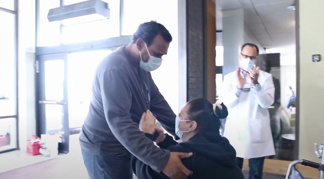 VIDEO/ Mposhti koronavirusin, momenti prekës kur gruaja takohet me bashkëshortin 640 0 5e921af79f282