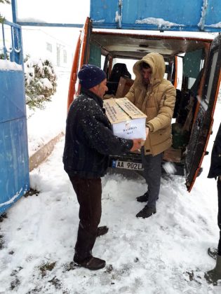 Foto/ Malaj: Bashkia e Matit ndau sot 160 pako ushqimore për familjet në nevojë 3 91586437 581502599133047 5373502690049392640 n 315x420 1