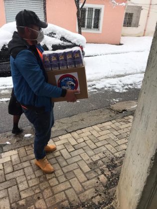 Foto/ Malaj: Bashkia e Matit ndau sot 160 pako ushqimore për familjet në nevojë 12 92075530 581502849133022 4710051945010692096 n 315x420 1