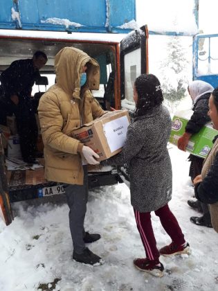 Foto/ Malaj: Bashkia e Matit ndau sot 160 pako ushqimore për familjet në nevojë 13 92242920 581502505799723 7473881078072082432 n 1 315x420 1