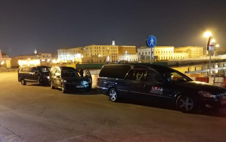Media italiane publikon pamjet/ Makinat me viktimat e koronavirusit në radhë për në Shqipëri 1 92455266 10157566009023717 7522577228295569408 n