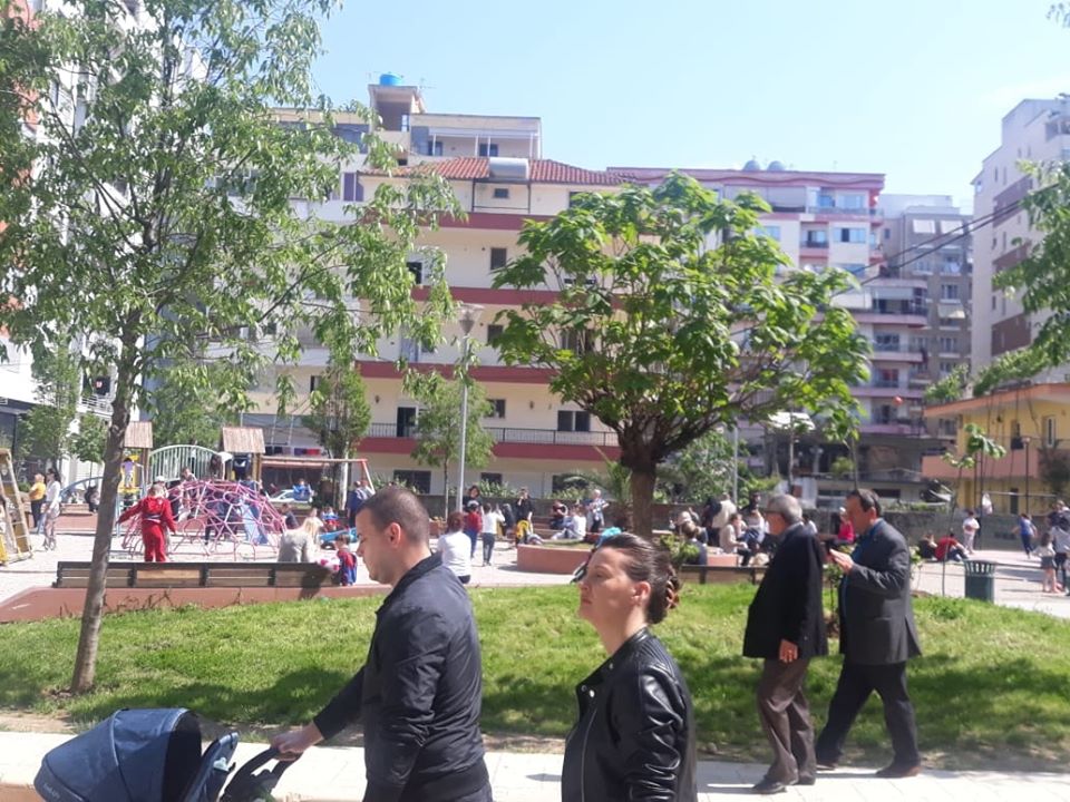 FOTOT/ Nënat dhe fëmijët shijojnë ‘lirinë’, burrat ‘thyejnë’ urdhrin e Ramës 94884329 871585640027935 9041376577257996288 o