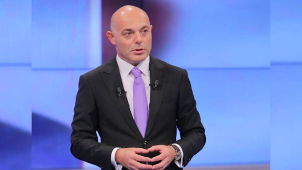 Gazetari Blendi Fevziu publikon foton kur ishte i vogël, në dorë mbante një psitoletë me drita Blendi